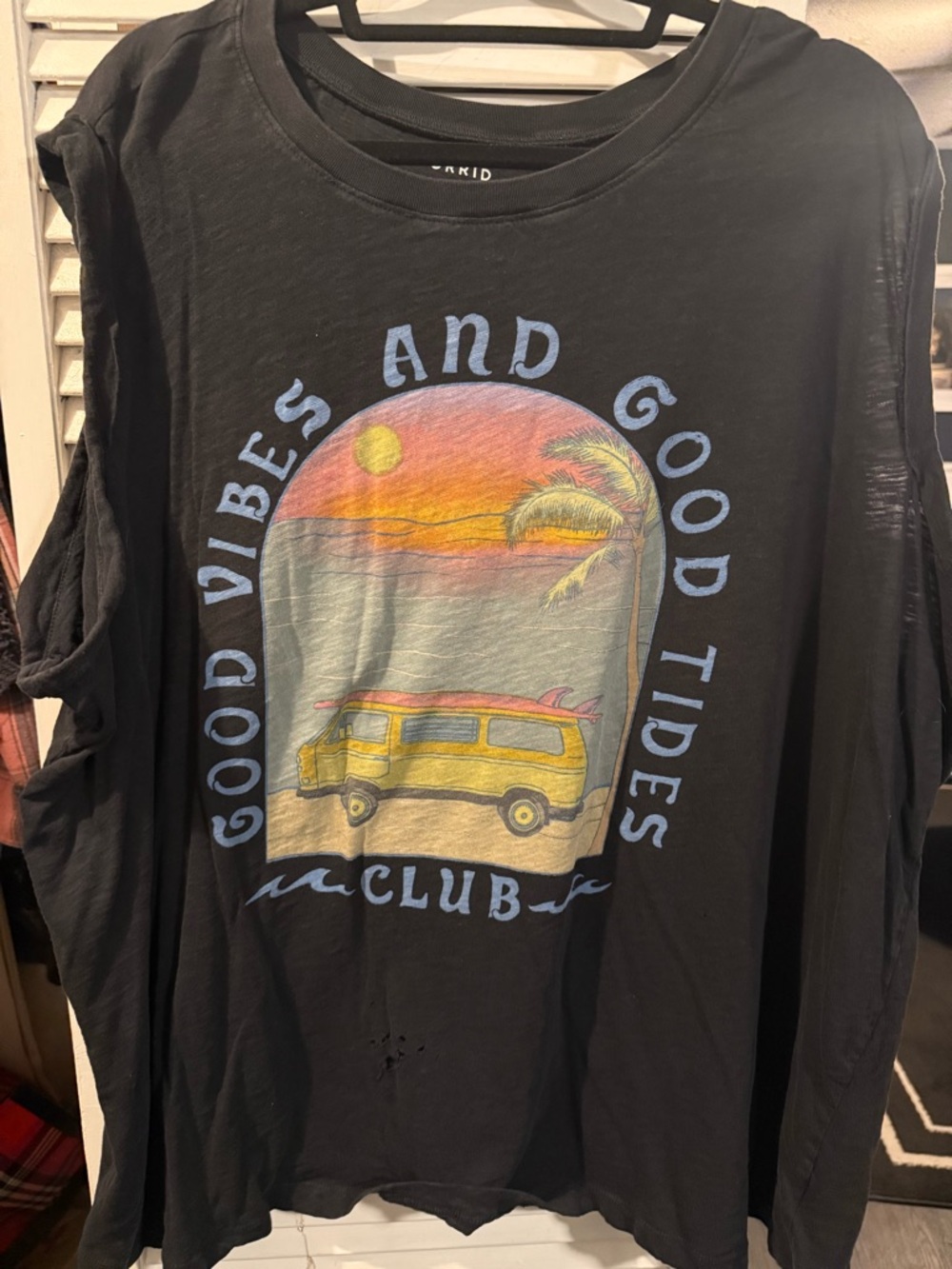 Torrid Sz 4 Good Vibes and Good Tides Graphic Tee - Black with Sunset Van
